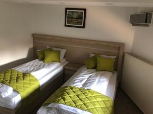 Llit o llits en una habitació de Gros Hotel - Leskovac