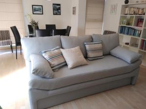 布宜諾斯艾利斯的住宿－cerviño nuevo，客厅配有带枕头的沙发。