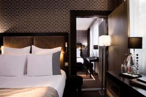 Cama ou camas em um quarto em Juliana Hotel Paris