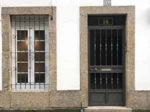 dos puertas en un edificio blanco con el número en Pitelos Apartment, en Santiago de Compostela