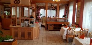 een restaurant met een keuken en een eetkamer bij MyRooms - Margaretenhof in Erzhausen