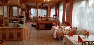 een restaurant met tafels en stoelen in een kamer bij MyRooms - Margaretenhof in Erzhausen