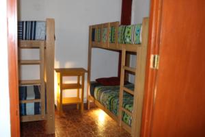 מיטה או מיטות קומותיים בחדר ב-Kame House hostel