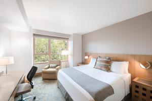 מיטה או מיטות בחדר ב-Cedarbrook Lodge