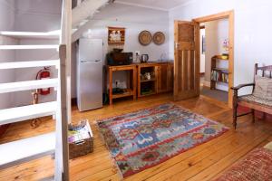 sala de estar con nevera y cocina en 33 Berg Selfcatering en Swellendam