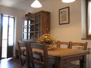 a dining room with a wooden table and chairs at Casa Magdalena Autural in Siresa