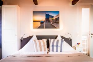 a bedroom with a bed with a picture on the wall at Urlaub Hamburg Altes Land in Hamburg