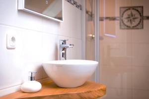 a bathroom with a white sink on a wooden counter at Urlaub Hamburg Altes Land in Hamburg
