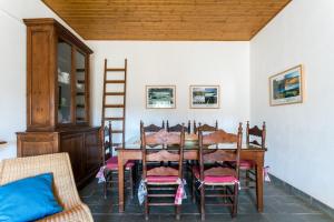 Fotografie z fotogalerie ubytování Casa del Ingeniero , alberca 4 Hab 8 Pers 3 Chimeneas con horno v destinaci Puerto de la Laja