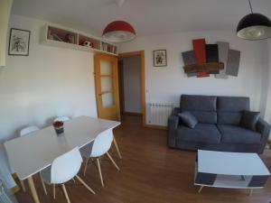 a living room with a table and a couch at enZamorarte in Zamora