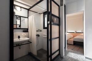 A bathroom at Semedaki, a modern appartment in the centre of history