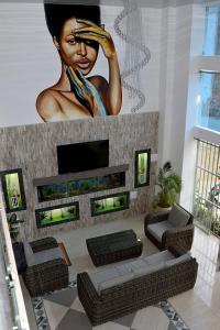 una sala de estar con una estatua de una mujer negra en Hotel Shaira 2 en Quibdó