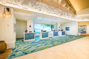 eine große Lobby mit einer Etage mit einem Gemälde an der Wand in der Unterkunft Margaritaville Cottages Orlando with H2O Waterpark by Rentyl in Kissimmee + 37 Fotos