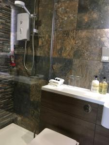 A bathroom at Inverlea Guest House 