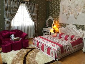1 dormitorio con 1 cama rosa y 1 silla en Hoang Oanh Hotel, en Ho Chi Minh