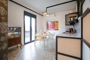 A kitchen or kitchenette at Semedaki, a modern appartment in the centre of history