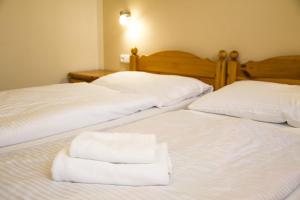 dwa łóżka z białymi ręcznikami na górze w obiekcie Pizzerie Jasany w mieście Nový Šaldorf