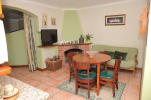 - un salon avec une table et une cheminée dans l'établissement Quinta de Rio Alcaide, à Porto de Mós