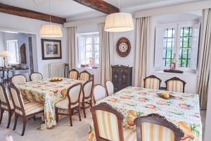 comedor con mesa y sillas en La Tudanca, en Sobremazas