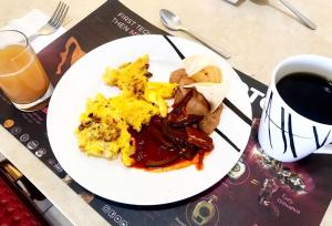 - un plateau de petit-déjeuner sur une table avec une tasse de café dans l'établissement Doroteo Hotel Boutique, à Chihuahua