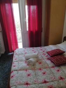 ein Schlafzimmer mit einem Bett mit zwei Handtüchern darauf in der Unterkunft Venice Park House in Marghera