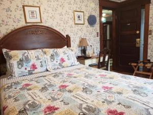 Cama o camas de una habitación en Colonial Charm Inn Bed & Breakfast