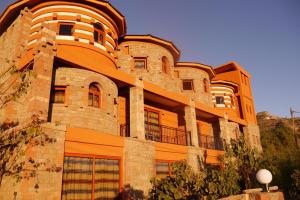 un gran edificio de ladrillo con una cúpula en la parte superior en Bete Serkie Lalibela, en Lalibela