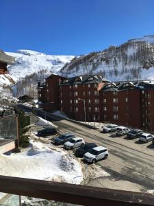 parking z samochodami zaparkowanymi przed budynkiem w obiekcie Giomein appartamento sulle piste , CIR 0280 w mieście Breuil-Cervinia