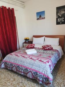 ein Schlafzimmer mit einem Bett und einem roten Vorhang in der Unterkunft Venice Park House in Marghera