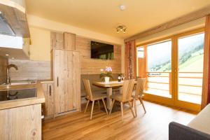 a kitchen and dining room with a table and chairs at Ferienwohnung & Spa Access Zimmerhofer in Cadipietra