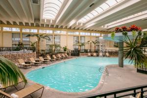 Piscina a Wyndham Garden Fresno Yosemite Airport o a prop