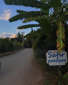 ein Schild am Straßenrand in der Unterkunft Safir Pansiyon in Cıralı