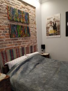 Łóżko lub łóżka w pokoju w obiekcie Krakowsky Apartment
