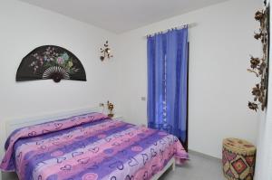 Кровать или кровати в номере ISS Travel, Villa Fiorita - 800 m from La Cinta beach