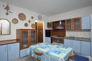 Η κουζίνα ή μικρή κουζίνα στο ISS Travel, Villa Fiorita - 800 m from La Cinta beach