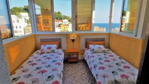 Ένα ή περισσότερα κρεβάτια σε δωμάτιο στο Claire Seaview & Beach-apartment
