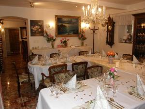 Restaurace v ubytování Hotel Garni + 37 fotografií
