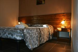 サンタ・マリア・ナヴァッレゼにあるAppartamenti Da Vincenzaの木製の壁のベッドルーム1室(ベッド1台付)