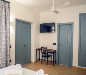 Pokój z dwoma drzwiami i stołem z krzesłem w obiekcie Turistic Apartment Sevillanos SL w Sewilli