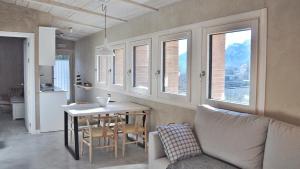 sala de estar con mesa y algunas ventanas en Casa Rural Cirerer, en Sant Llorenç de Morunys