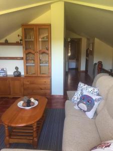 ein Wohnzimmer mit einem Sofa und einem Tisch in der Unterkunft Casa Roque in Gondomar