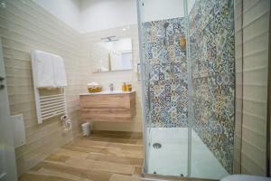 La salle de bains est pourvue d'une douche et d'un lavabo. dans l'établissement B&B Opera dei Pupi, à Palerme