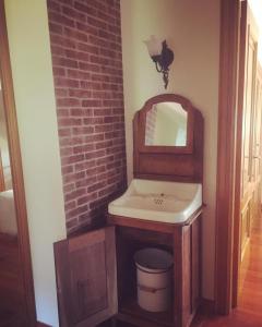 La salle de bains est pourvue d'un lavabo et d'un miroir. dans l'établissement Casa Roque, à Gondomar