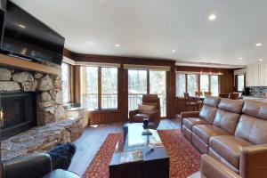 un soggiorno con divano e camino di Mountainback 90 a Mammoth Lakes