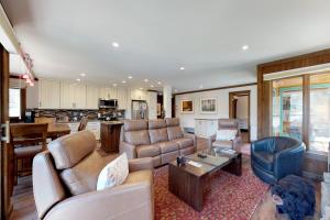 un ampio soggiorno con divani e cucina di Mountainback 90 a Mammoth Lakes
