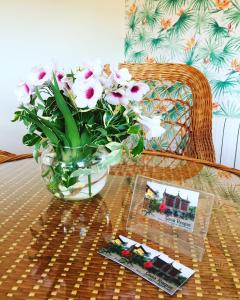 un jarrón de flores sentado sobre una mesa en Casa Roque, en Gondomar