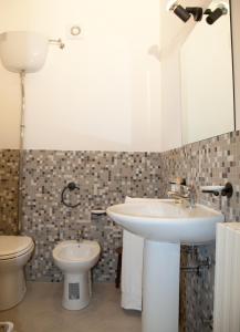 a bathroom with a sink and a toilet at Carruggiu Casavacanze in Caltagirone