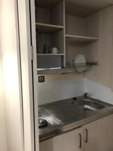 Kuchyň nebo kuchyňský kout v ubytování roomotel.com