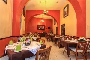 A restaurant or other place to eat at Hotel Mansion del Cantador