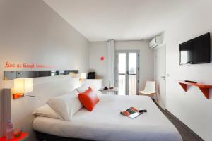 Cama o camas de una habitación en ibis Styles Antibes Juan Les Pins